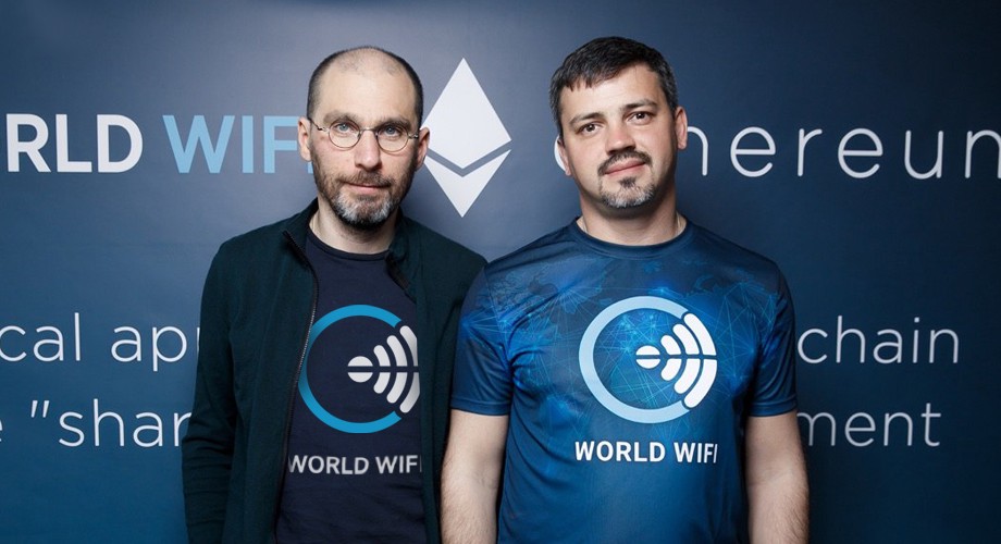 Владислав Мартынов (слева) и гендиректор компании World Wi-Fi Илья Яшин
